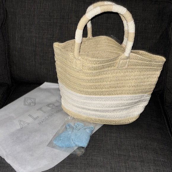 Brand New Altru Straw Tote w Tassels Dustbag and BONUS 👛🌞 - Picture 9 of 9